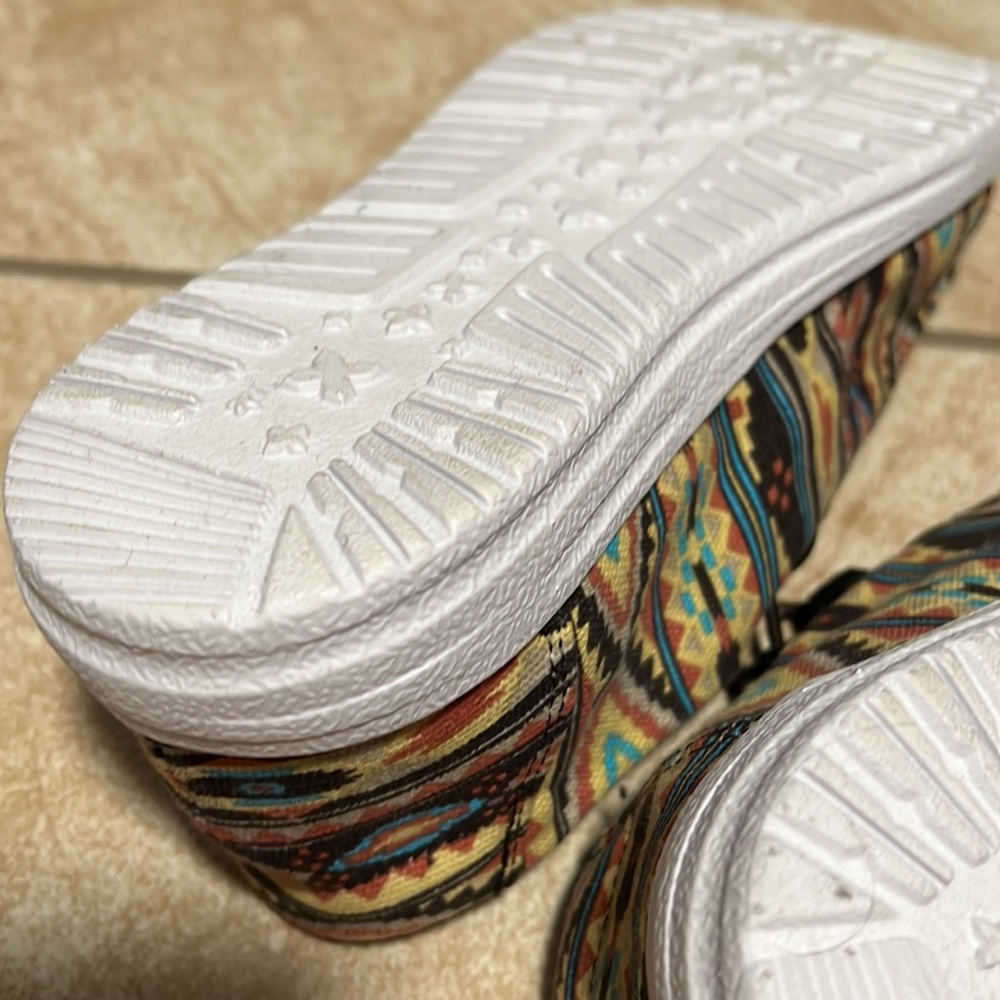 Size 8 slip on shoes. Never worn. CORKYS - Picture 3 of 3